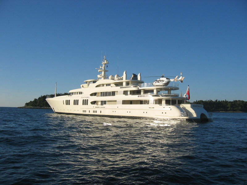 Ecstasea. Note the arch above the water body in the stern.