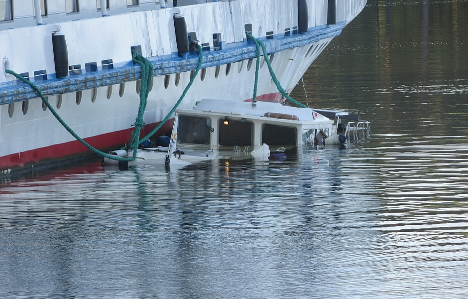 Пенишет «Потудань» начал тонуть, но лодку успели отбуксировать к берегу. Фото: Подслушано в Рыбинске