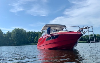 Velvette Cuddy cabin 24 Euphoria (2017)