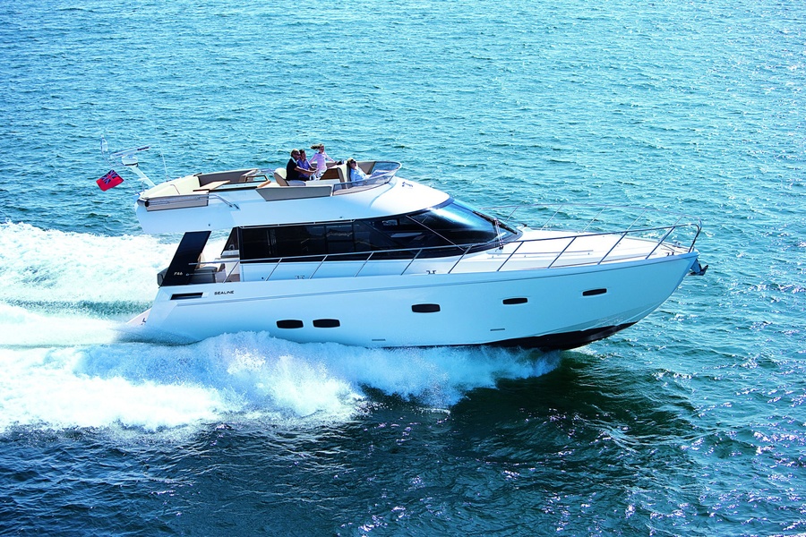 The Sealine C48 is one of the recent premieres of the shipyard with a new design.