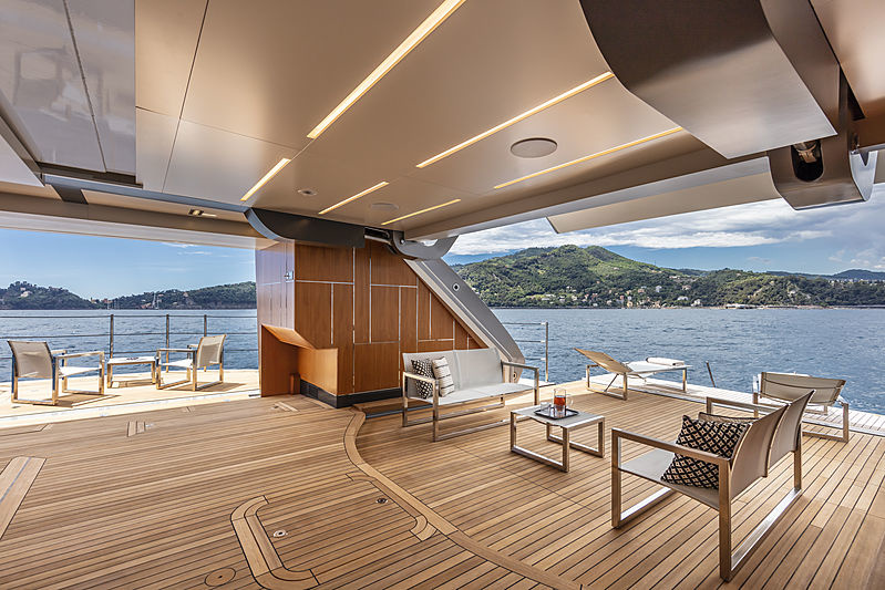 The aft main deck, raised to mezzanine level, provides more space for a beach club with folding sides. The beach club itself, uncluttered, is furnished with simple and concise furniture.