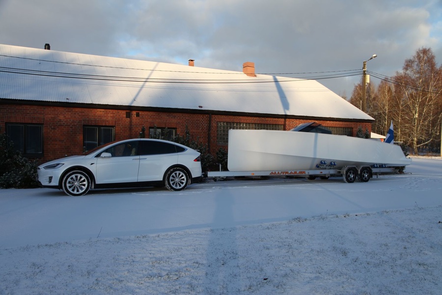 Sweet couple: Tesla Model X and Q30