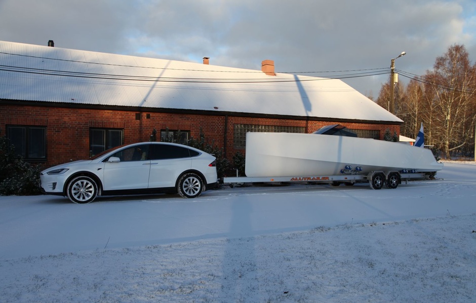 Сладкая парочка: Tesla Model X и Q30