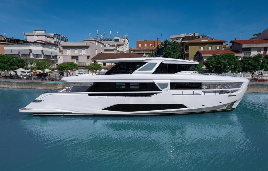 Ferretti InFYnito 90