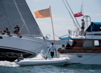 From a motor yacht you can comfortably watch the competitions. If you are lucky, you will not even have to sit in the tender to catch up with the competitors and look at them closer. Here, Tawera seems to have come to visit»herself«.