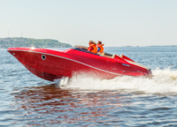 Еще одна лодка из России на SPIBS — 8,2-метровый скоростной спортивный катер в стиле 60-х с поперечным реданом на корпусе Velvette 27 NGT (Neo Grand Turismo) из Казани. За высокую динамичность эта модель, выпускаемая с 2013 года, получила прозвище «Красный дьявол». Катер может разгоняться до 120 км/ч. На борту лодки есть все необходимое для комфортного отдыха на воде: камбуз, санузел и даже два комфортных спальных места. На кокпите хватит места, чтобы разложить матрас и позагорать.