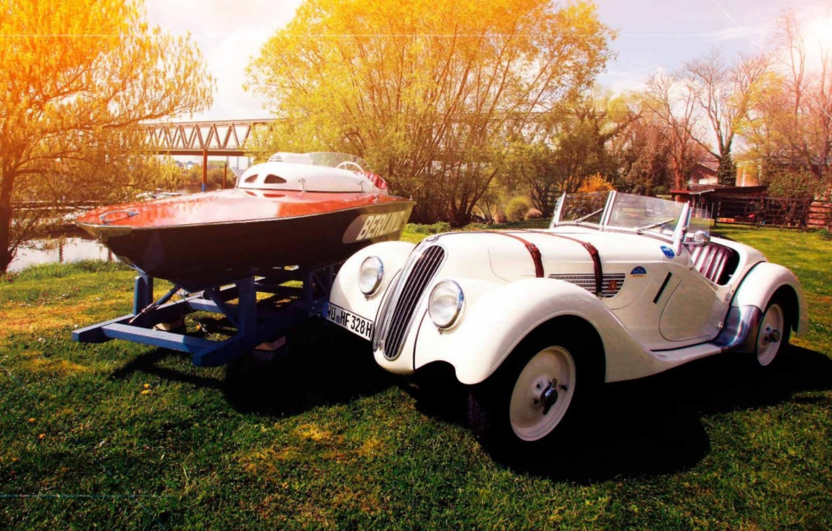 BMW and the yachting industry have a lot more in common than they might think. In the 1950s, BMW produced beautiful speedboats. The photo shows a BMW Berlin III speedboat and a BMW 328 roadster. 