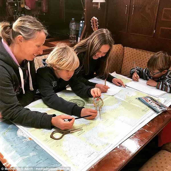 Irenka, together with 11-year-old Rowan and 8-year-old Derrick, are planning a further route, while 6-year-old Evan is still more interested in just drawing.