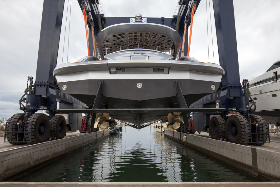 "Bench" under the stern - Hull Vane system for better running and more economical.