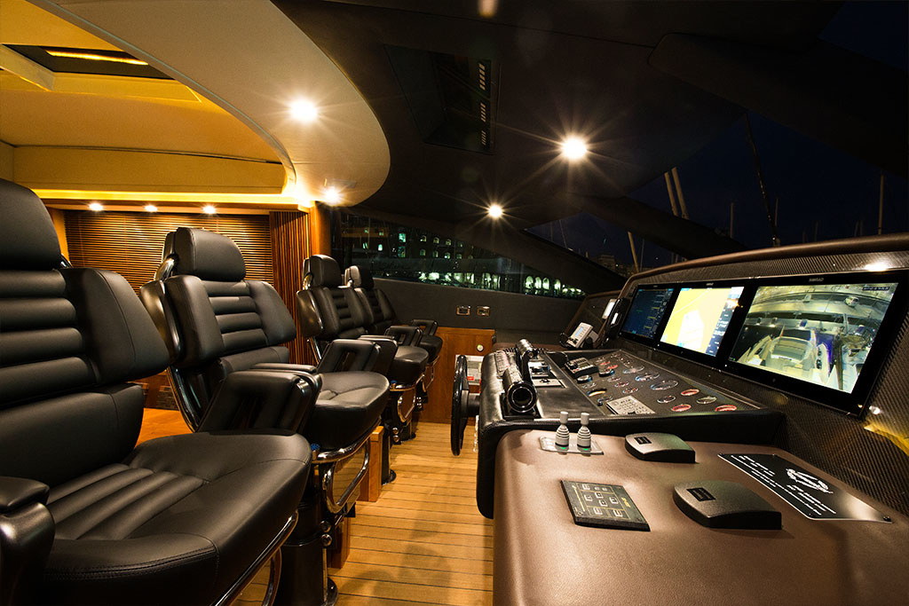 The captain's bridge with four comfortable leather armchairs is harmoniously placed in the bow of the cabin.