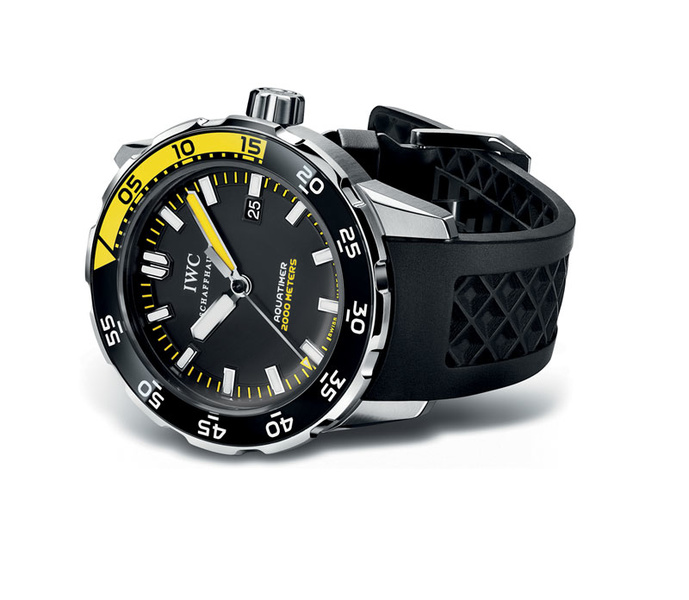 IWC Aquatimer Automatic 2000. Case of 44 mm in steel, power reserve at 40 hours. Tightness to 2,000 m. Dial and external rotating bezel with 15-minute sector in bright yellow.