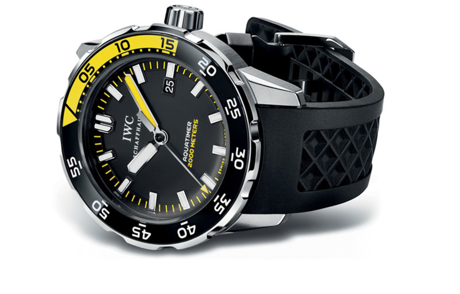 IWC Aquatimer Automatic 2000. Корпус 44 мм из стали, запас хода на 40 часов. Герметичность до 2 000 м. Циферблат и внешний вращающийся ободок с 15-минутным сектором ярко-желтого цвета.