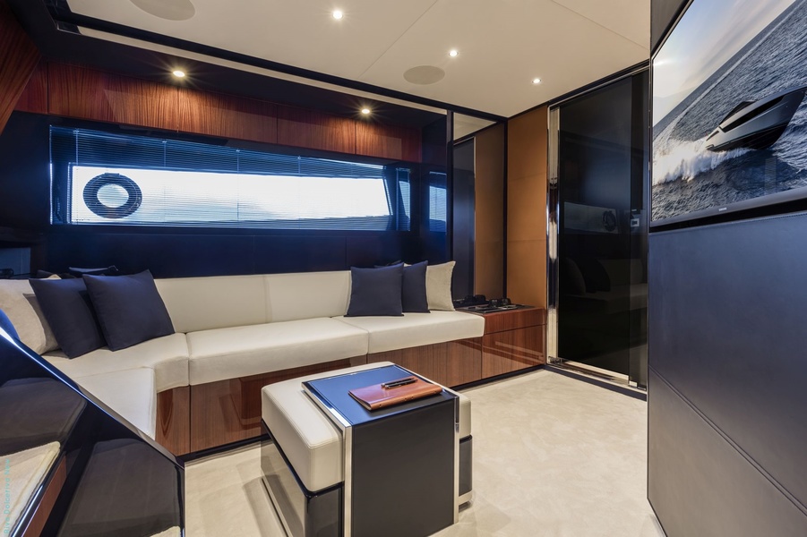 The low height of the ceiling is compensated by a large window and an abundance of point light sources. There is a 43-inch flat screen TV on the starboard wall.