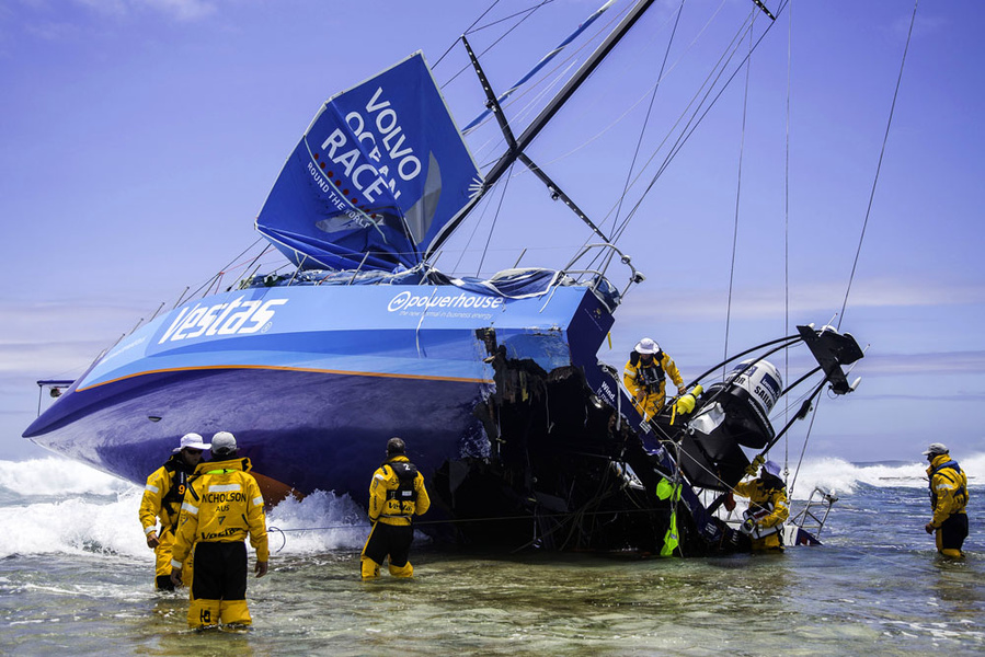 Тревожные ощущения оставляют последние новости от организаторов VOR. Как от этого кадра лодки Team Vestas Wind, напоровшейся на рифы во время кругосветки 2014/15 