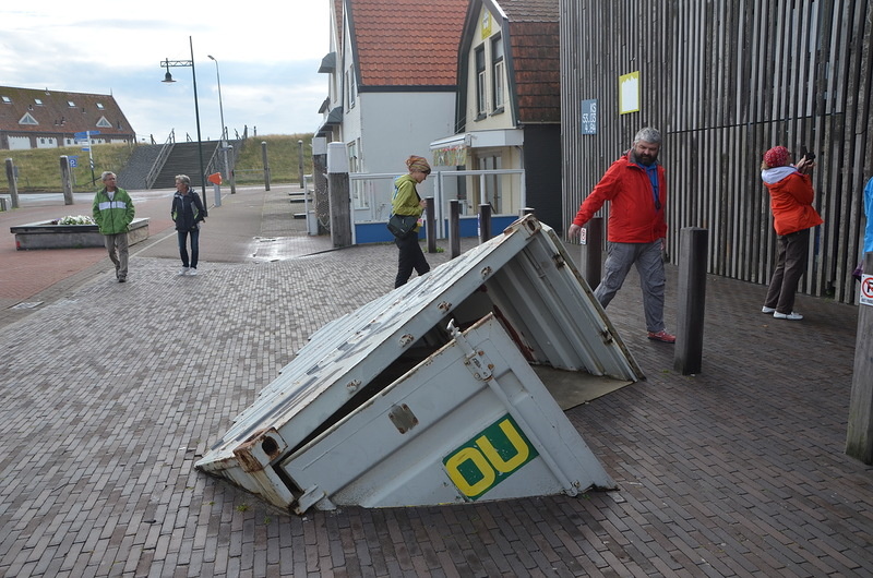 In front of the central entrance to the bridge is a container, which seems to float now in the asphalt. There's also a shipwreck mark