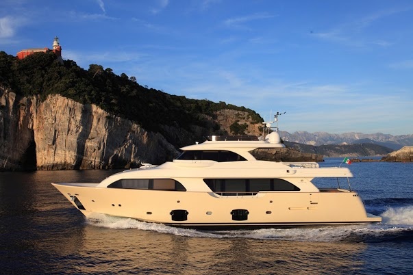 The idea «of a small boat has inspired the owners»: now Navetta 26 is one of the popular Feretti models. 