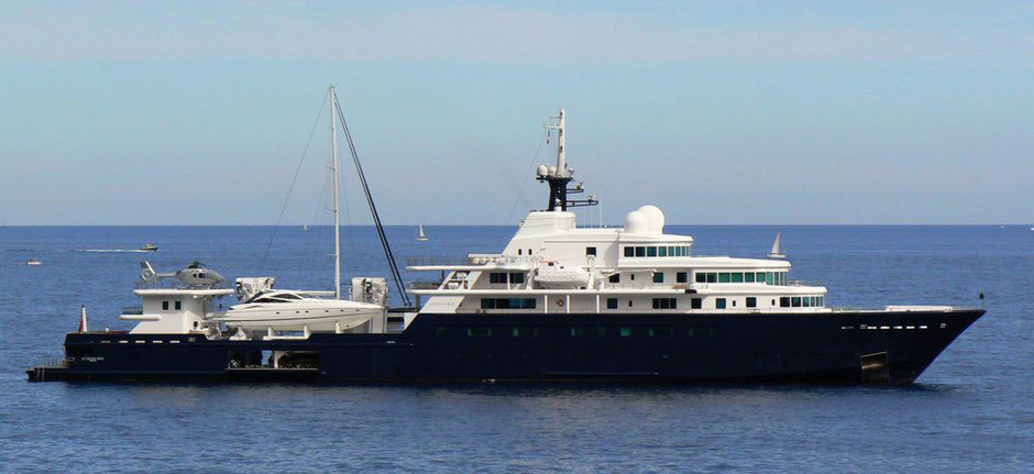 Le Grand Bleu. You can see Sunseeker well on deck. 