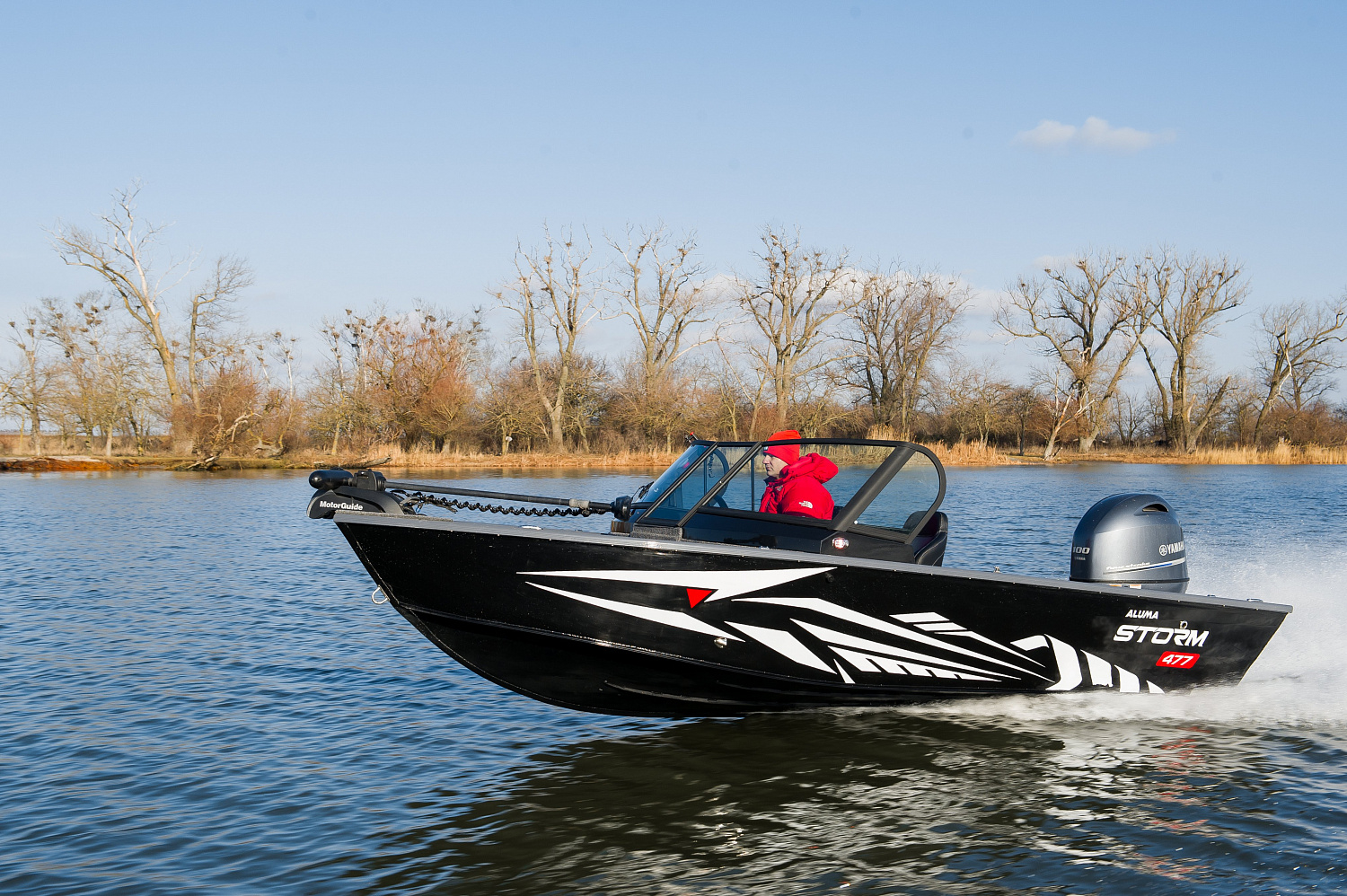 Лодка aluma storm 517. Квиксильвер 540. Aluma storm 577. Алюма шторм 577. Катер aluma storm.