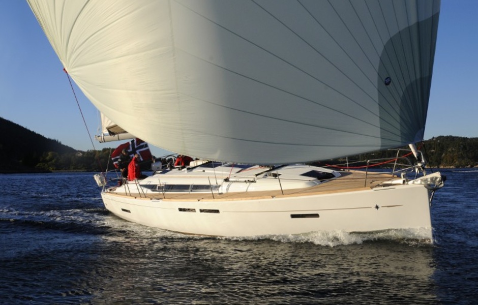 Jeanneau Sun Odyssey 409 — победитель конкурса "Европейская яхта года" в категории "Семейный круизер"