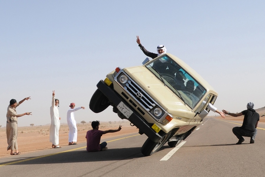 Саудовские пацаны празднуют обновку своего принца. Фото: varganshik.livejournal.com