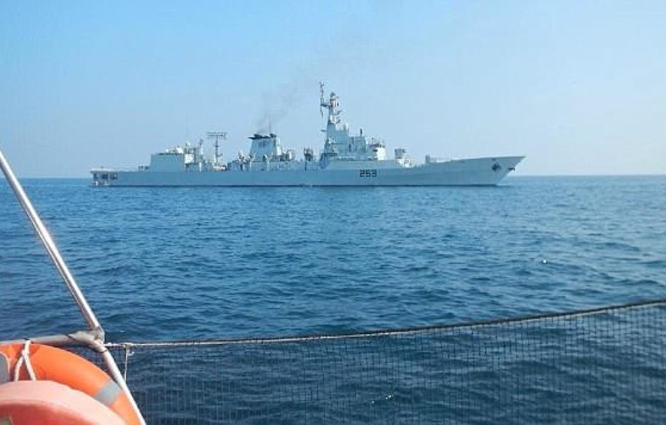 Тернеры приближаются к военному кораблю