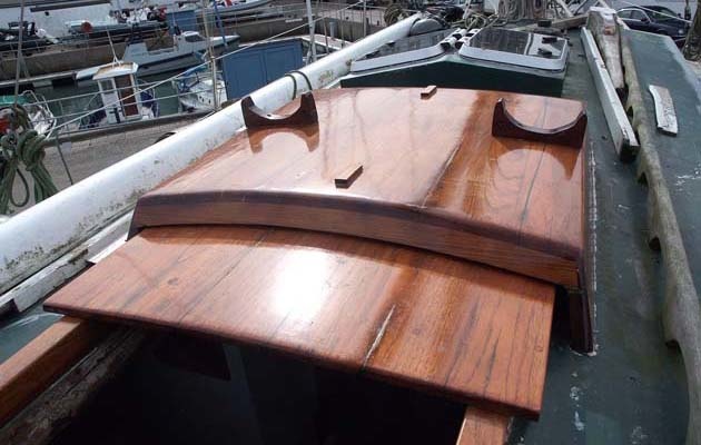 The original Swahili manholes were lacquered by Knox-Johnston. The boat was originally built entirely from teak. 