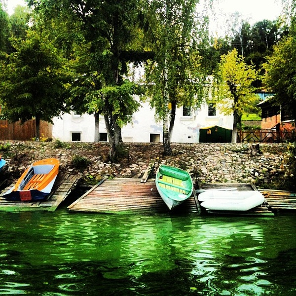 Стоим с 12 часов в Плесе маскальско-гламурном в зеленой воде(( Матросня ушли на берег под предлогом найти баню, но кто же им поверит?
