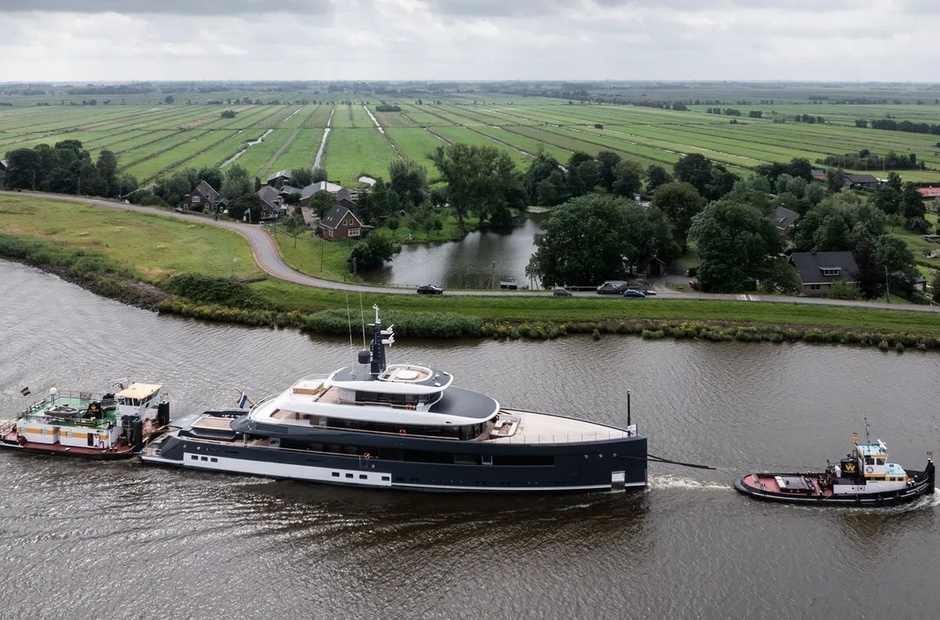 Feadship B