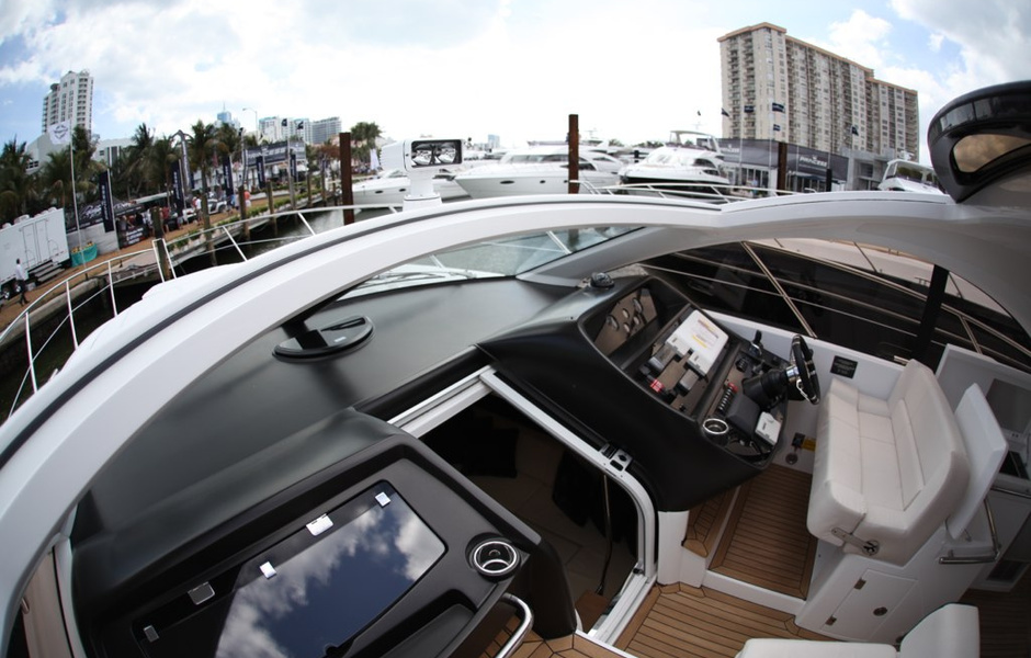 Sunseeker 48 Portofino. Sunseeker'ы - 2nd best из тех лодок, что я смотрел, но вот этот люк через который я выглядываю… У "Азимута" люк сделан как в машине - прозрачная и непрозрачная части ходят отдельно. Все остальные лодки - с непрозрачным люком.