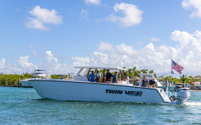 Twin Vee 400 Center Console GFX