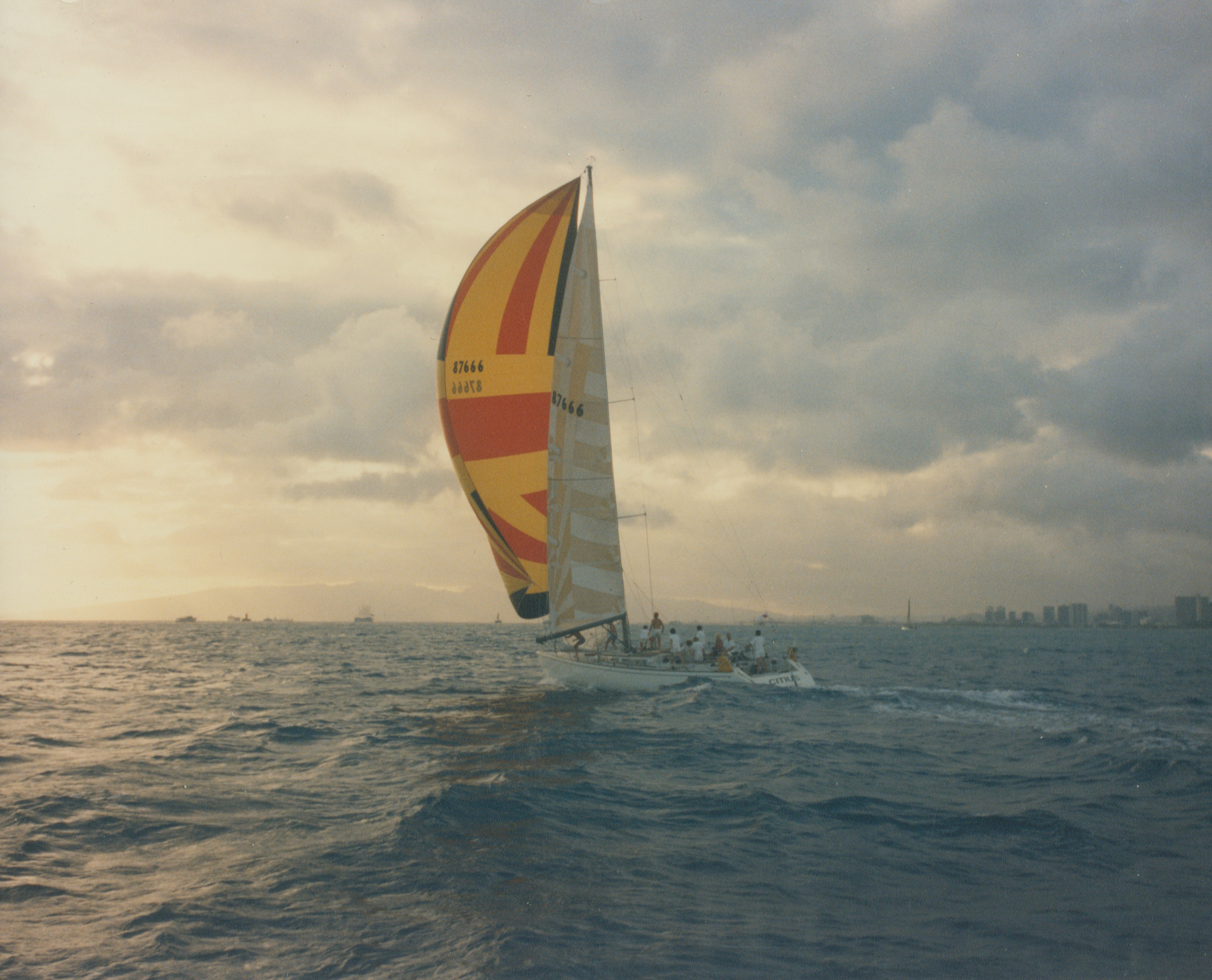 The time it takes for multihull vessels to travel the Transpac distance continues to decline, reaching 8.5 days. In 1987, the fastest boat of its kind was again Merlin, driven by skipper Donn Campion. The boat arrives at the finish 8 days, 12 hours and 40 seconds after the start. However, the current record cannot be broken: the 1977 Merlin crew result was exactly one hour better.