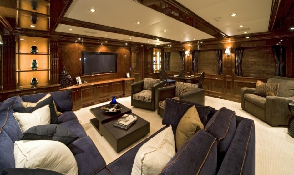 CMN Yacht Division Paramour