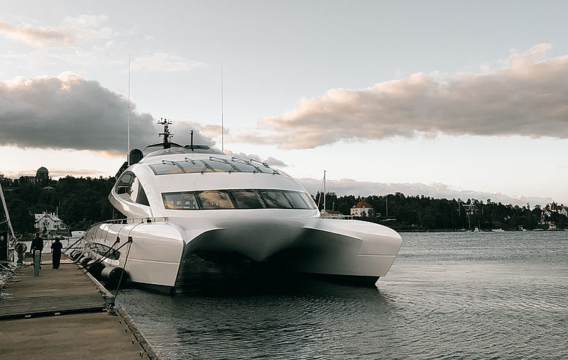 In the first «live» photos this multihull looks like a tuned sports car with wide wheels, which protrudes beyond the arched openings.