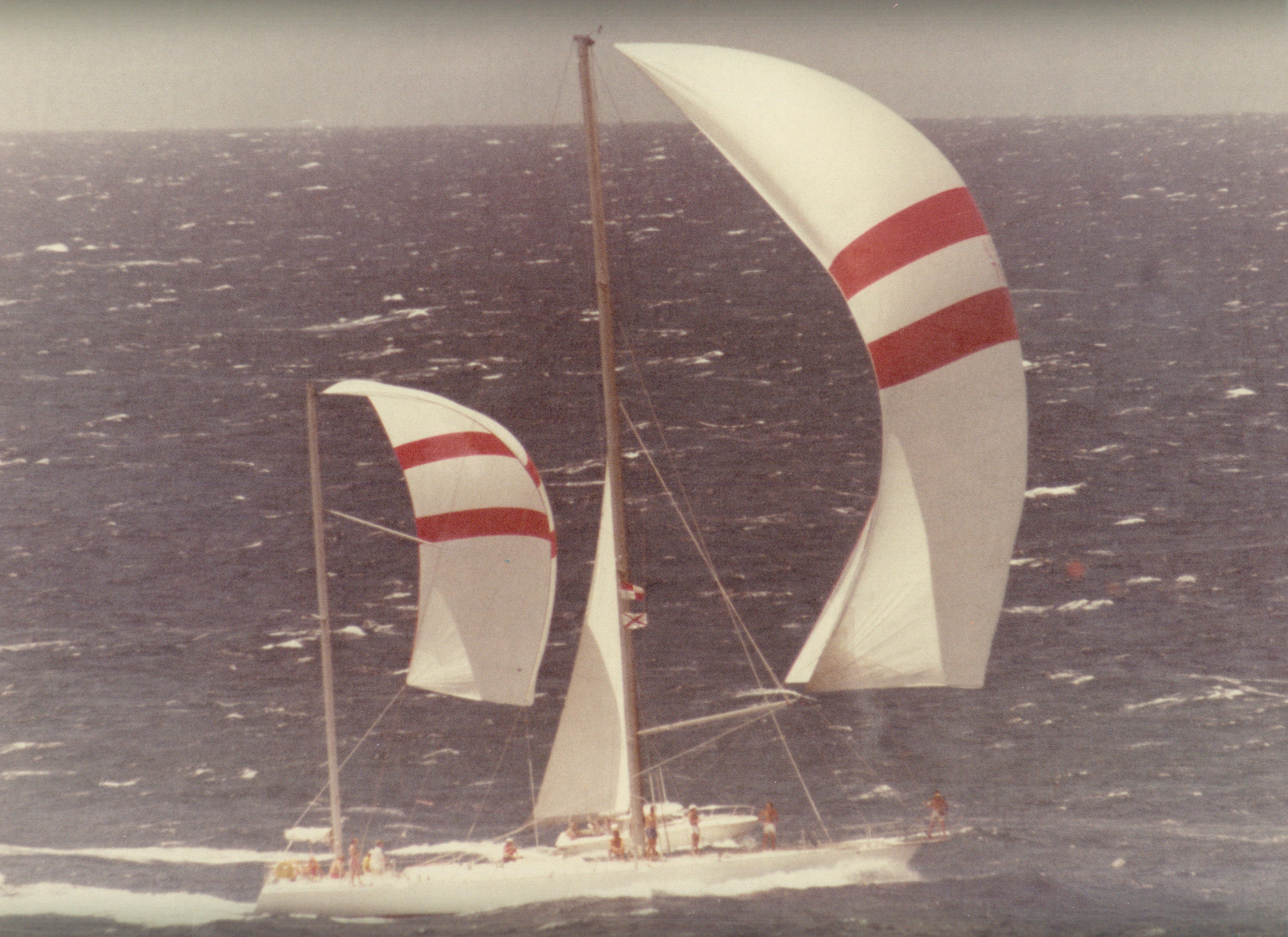 The 1977 race is forever in Transpac history. The speed record set by the crew of a Merlin yacht (8 days, 11 hours, 1 minute and 45 seconds) cannot be beaten for the next 20 years, until 1997. Only then will the Pyewacket family boat crew be able to improve this time for almost a day, with a score of 7 days, 15 hours, 24 minutes and 40 seconds.