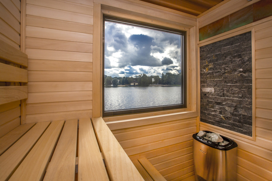 Finished with Canadian cedar and Himalayan pink salt, the sauna is equipped with a chromotherapy lamp and has a window overlooking the water area.
