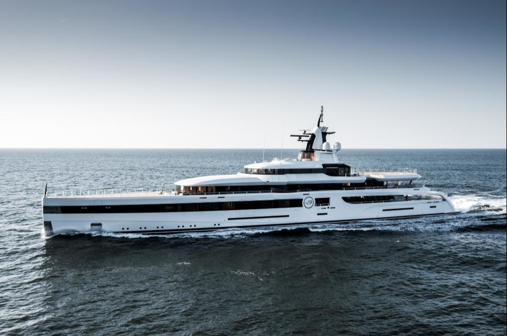 Lady S is a yacht literally built around an IMAX cinema. The presence of a giant cinema on board was a must for its owner, the owner of the American football team Washington Redskins Dan Snyder. The designers had to sweat a lot, but the client's wish was fulfilled. 