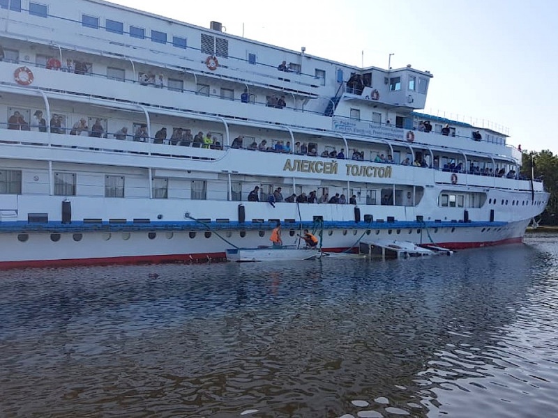 The crew of the ship helped the injured yacht. Photo: Eavesdropped in Rybinsk.
