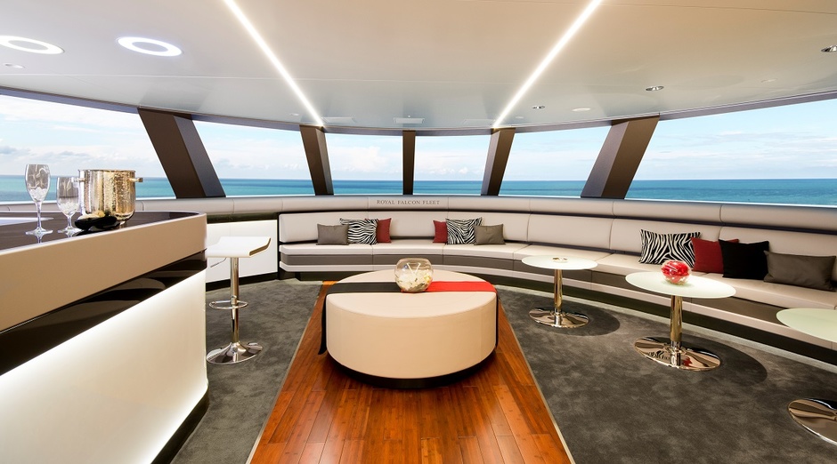 Royal Falcon One is inherently two-faced: if the appearance of a boat should literally fight the enemy, then the interiors - to create an impression of comfort and tranquility.