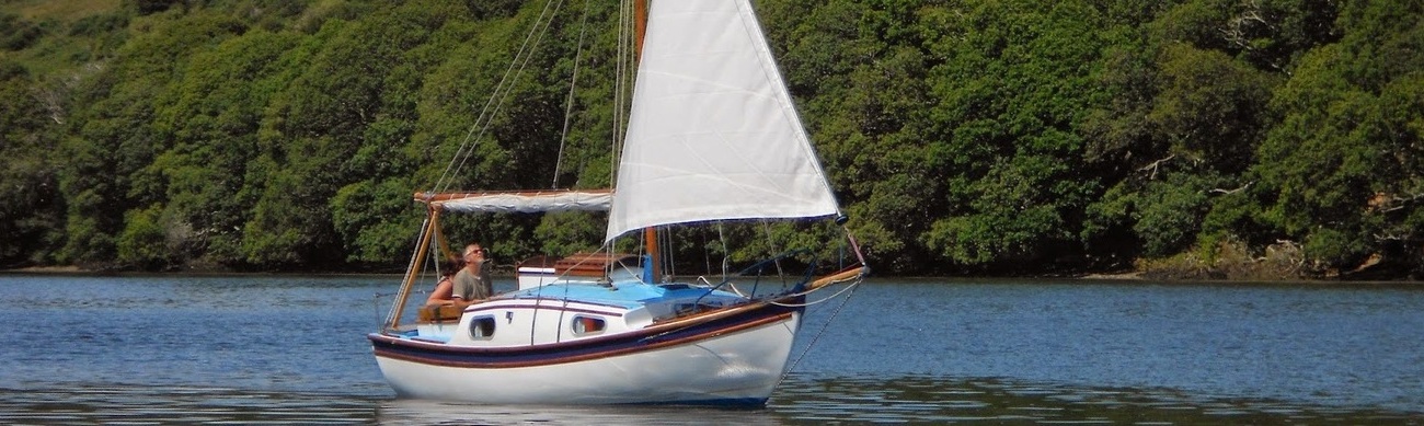 Lightweight cruising yachts, which are able to sail in shallow waters due to the lifting ceneterboard