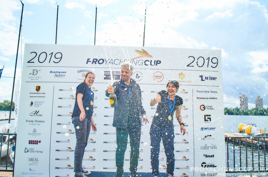 Whoever's wrong is... drinking champagne. The itBoat team is on a pedestal. Photo: Mikhail Groshev. 