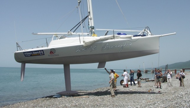 «Daughter Wind» is lowered into the water: the displaced keel and the wide bow centreboard are clearly visible.