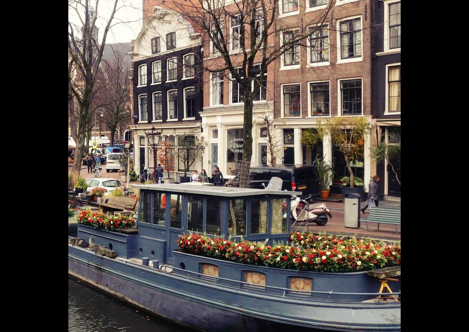Как и владелец этого хаусбота в Голландии. Украсить лодку красно-белыми живыми цветами - это как купить настоящую пахучую елку домой вместо пластиковой.