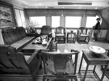 Интерьер роскошной яхты Fortuna. Фото сделано во время ее первого рейса в Циндао, провинции Шаньдун 