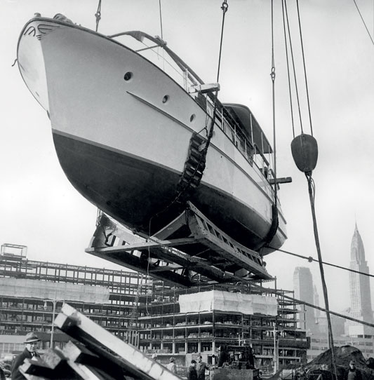 Яхта Capri прибывает в Нью-Йорк для участия в яхт-шоу 1953 года 