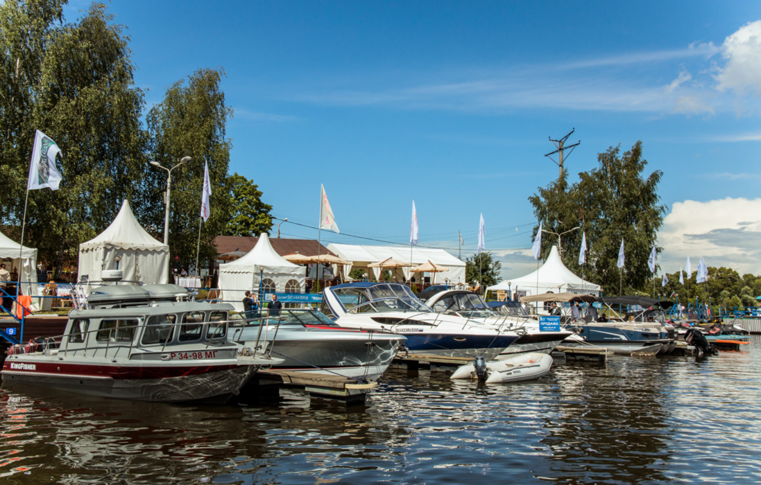 In tents on the shore visitors could get acquainted with the activities of companies providing a full range of services for the maintenance of water-motor vehicles.