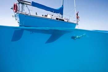 Why do modern sailing yachts lose their keels?