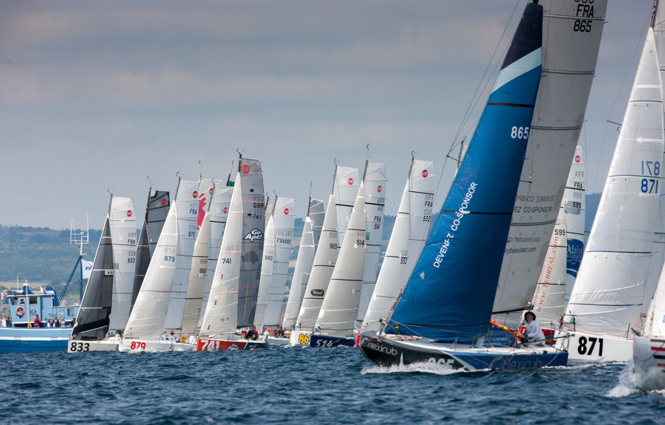 Mini-Transat называют "безумной гонкой" и "самой сложной регатой": в 2009 году один из ее участников трагически погиб.