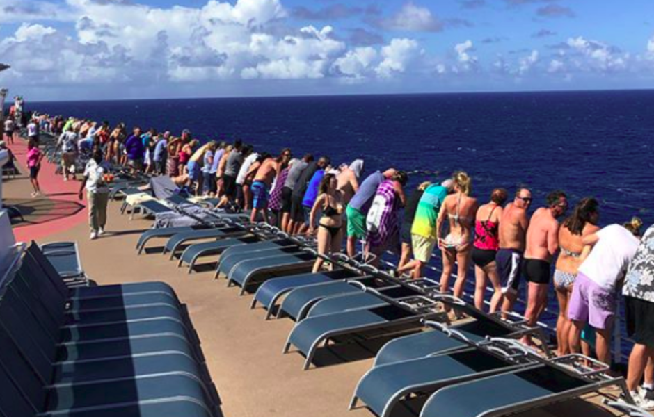 Взбудораженные происходящим пассажиры Celebrity Summit