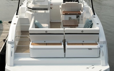 Cruisers Yachts 39 Express Coupe