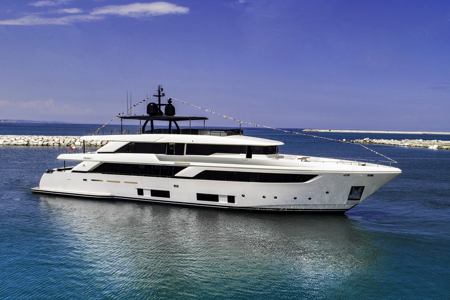 Custom Line Navetta 42 was developed by Ferretti Group engineers in collaboration with the Zuccon International Project studio.